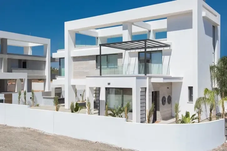 Amplia villa 3+1 junto al mar en Protaras