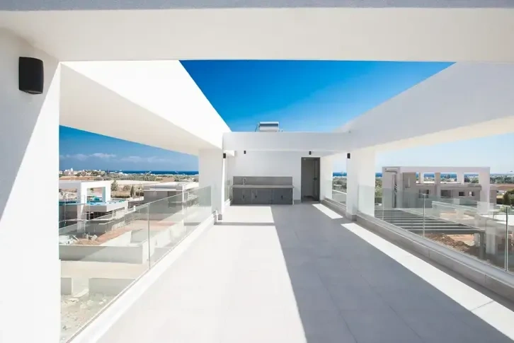 Amplia villa 3+1 junto al mar en Protaras