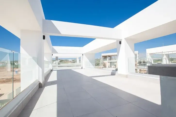 Amplia villa 3+1 junto al mar en Protaras