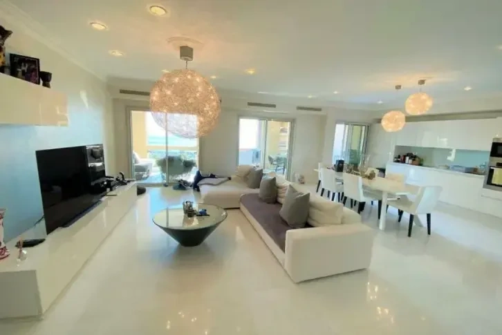 Apartamento 2+1 después de la renovación en Mónaco