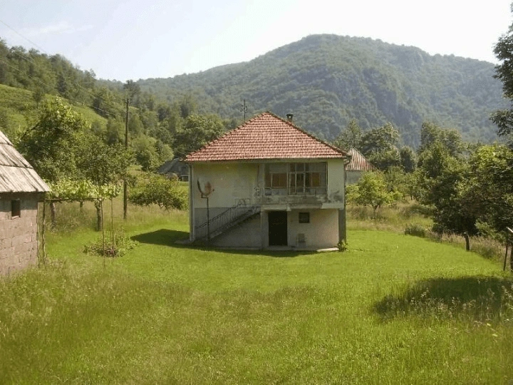 Casa d'epoca 3+1 su un buon terreno a Kolasin