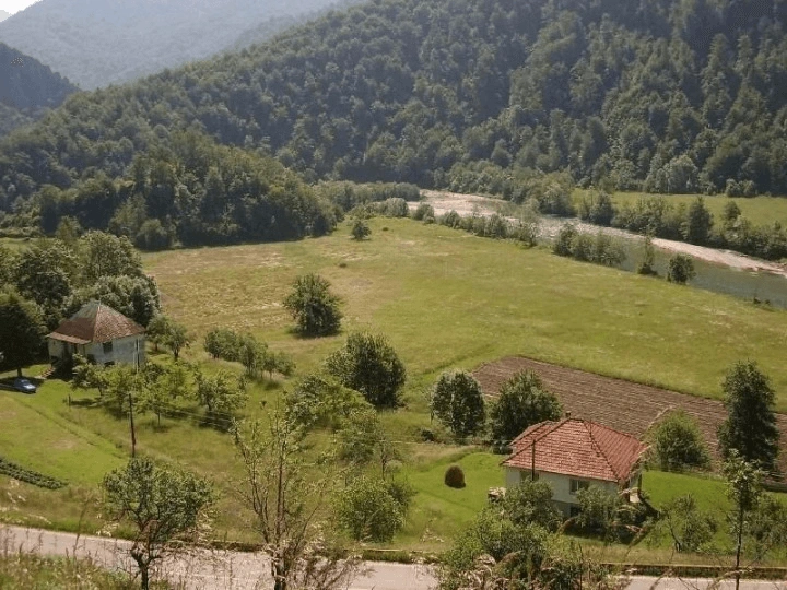 Casa d'epoca 3+1 su un buon terreno a Kolasin