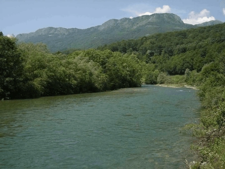 Casa d'epoca 3+1 su un buon terreno a Kolasin