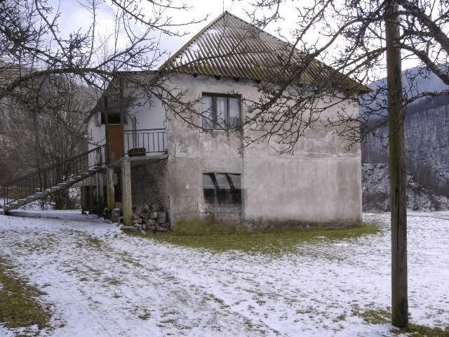 Casa d'epoca 3+1 su un buon terreno a Kolasin
