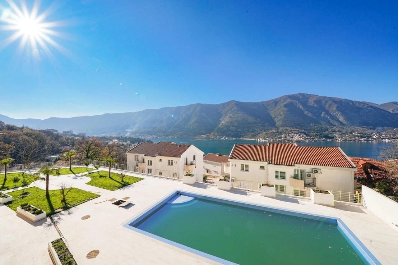 Wohnung 2+1 mit Aussichtsterrasse in Kotor, Montenegro