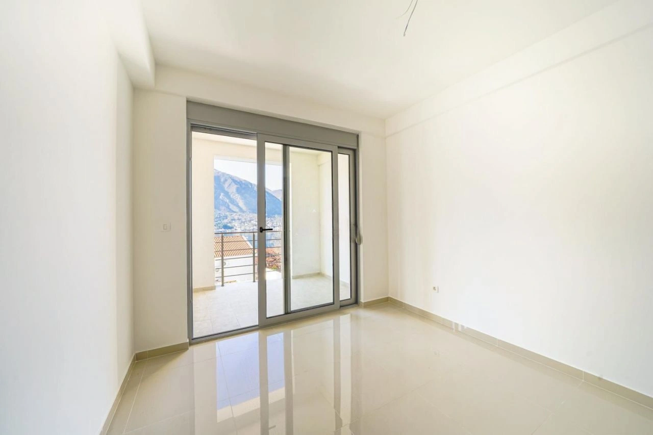 Wohnung 2+1 mit Aussichtsterrasse in Kotor, Montenegro