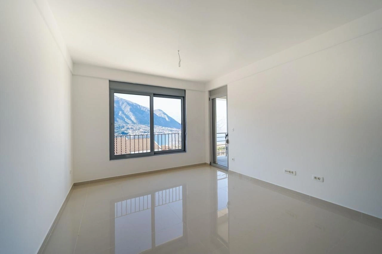Wohnung 2+1 mit Aussichtsterrasse in Kotor, Montenegro
