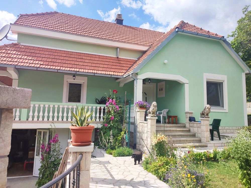 Lichtdurchflutetes Haus 3+1 in Niksic, Montenegro