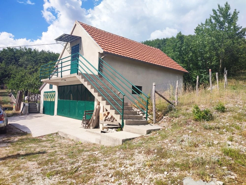 Lichtdurchflutetes Haus 3+1 in Niksic, Montenegro
