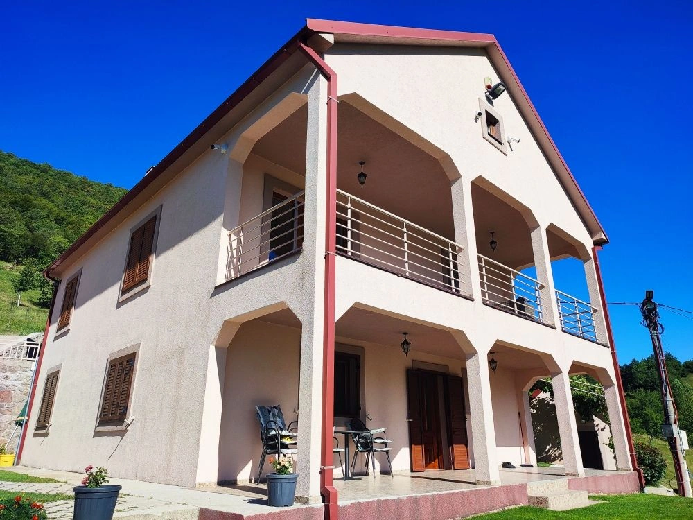 Luftiges Haus 4+1 in Niksic, Montenegro