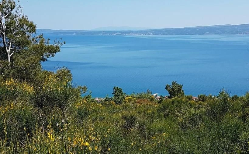 Urbanisiertes Grundstück in Podstrana, Kroatien