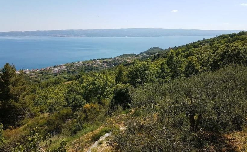 Urbanisiertes Grundstück in Podstrana, Kroatien