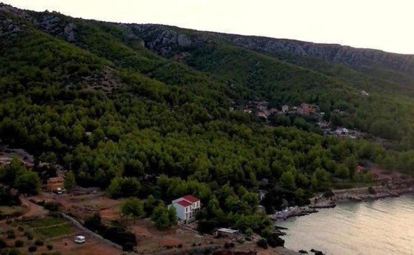 Urbanes Grundstück mit Panoramablick aufs Meer auf der Insel Hvar, Kroatien