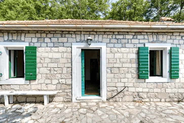 Stone house 2+1 in Gornji Morinj, Kotor district