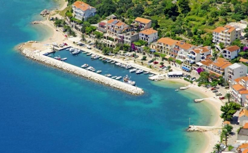 Städtisches Grundstück in Podgora, Kroatien