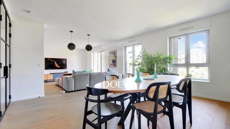 Sunlit apartment 4+1 in Paris, France