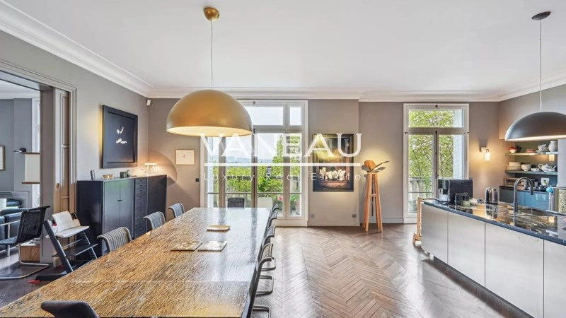 Airy apartment 4+1 in Paris, France