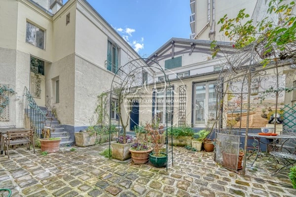 Cozy house 6+1 in Paris, France