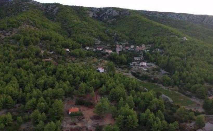 Urbanes Grundstück mit Panoramablick aufs Meer auf der Insel Hvar, Kroatien