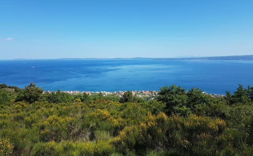 Urbanisiertes Grundstück in Podstrana, Kroatien