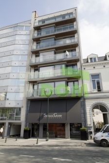 ブリュッセル・Avenue Louiseの明るい3ベッド＋書斎のアパートメント
