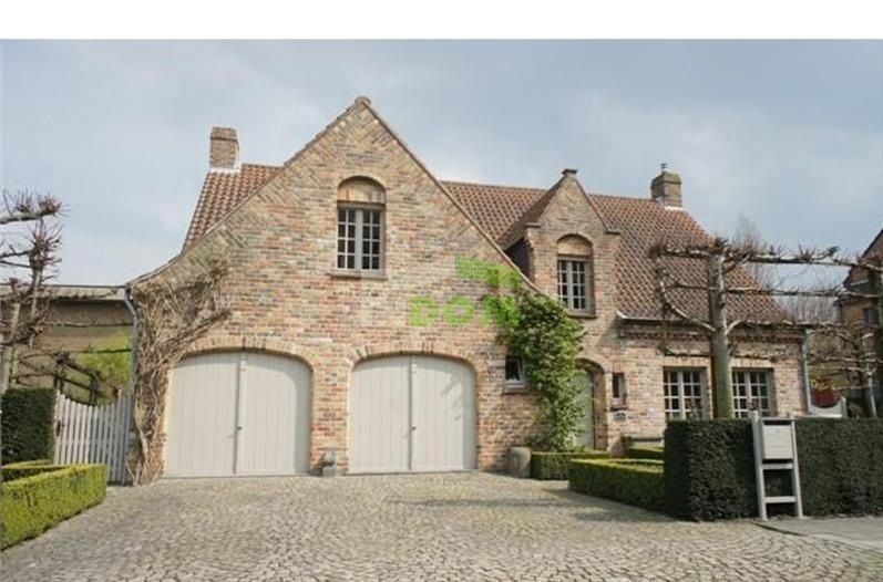 Confortável villa 3+1 com jardim de inverno na histórica Bruges
