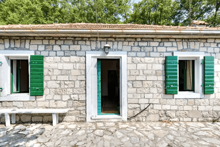 Stone house 2+1 in Gornji Morinj, Kotor district